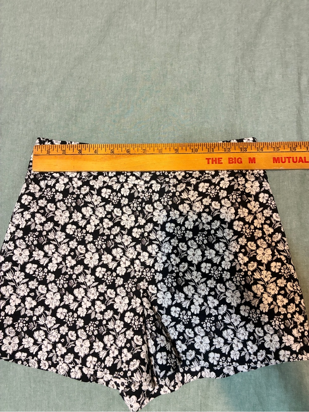 Alice + Olivia Cady High Rise Floral Metallic Jacquard Shorts Black White Size 4 - Picture 7 of 10